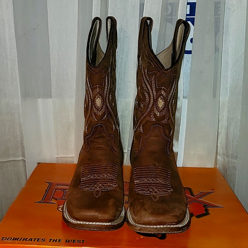 Boots with matching belt